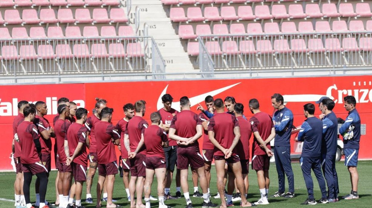 Los jugadores del Sevilla FC reciben indicaciones de Julen Lopetegui en un entrenamiento de esta temporada del conjunto sevillista