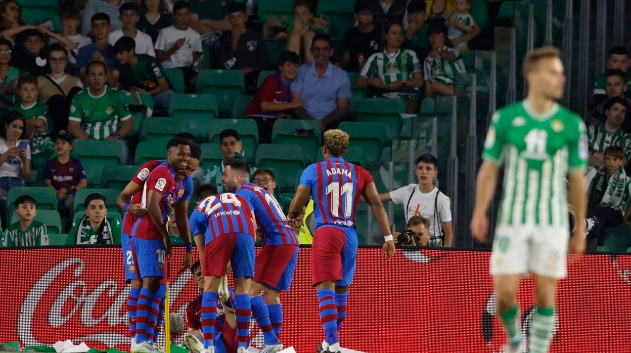 Los jugadores del Barça felicitan a Ansu Fati tras su gol al Betis