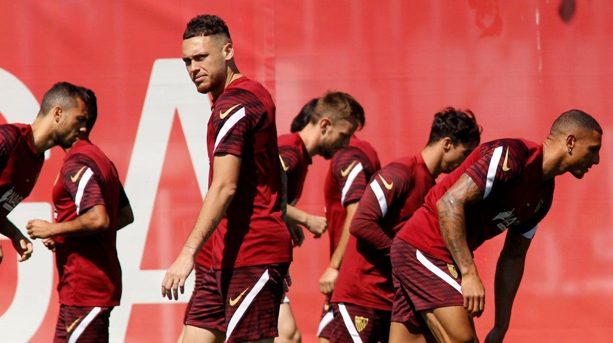 Los sevillistas, en una de las sesiones preparatorias previas al choque en Villarreal