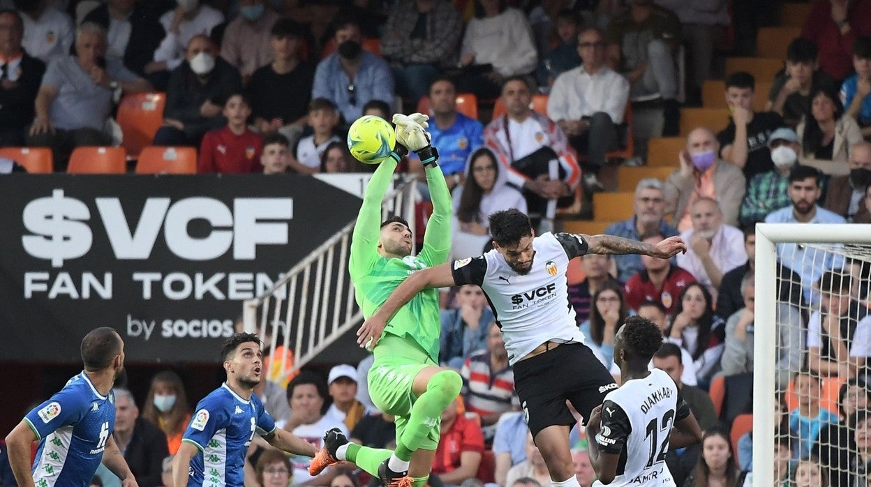 Lance del Valencia - Betis disputado este martes en Mestalla