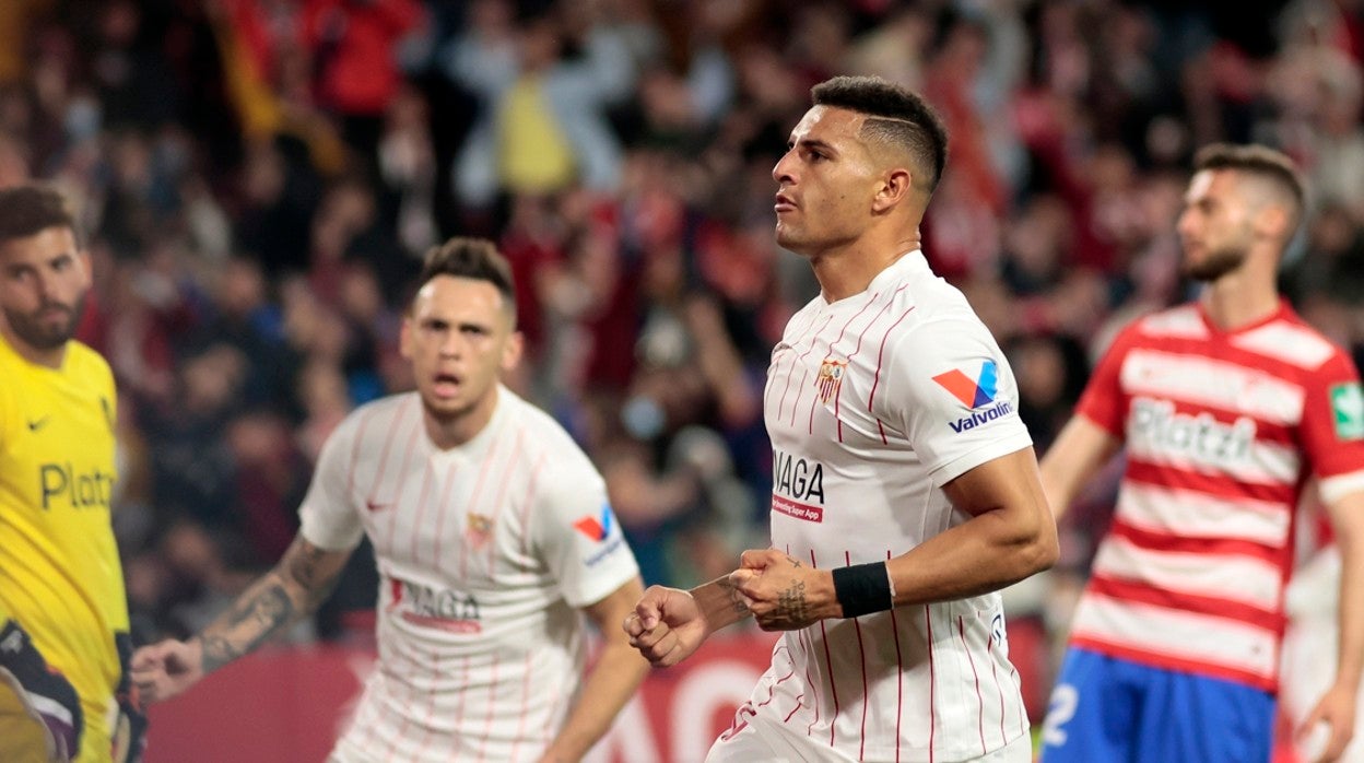 Diego Carlos celebra su gol ante el Granada