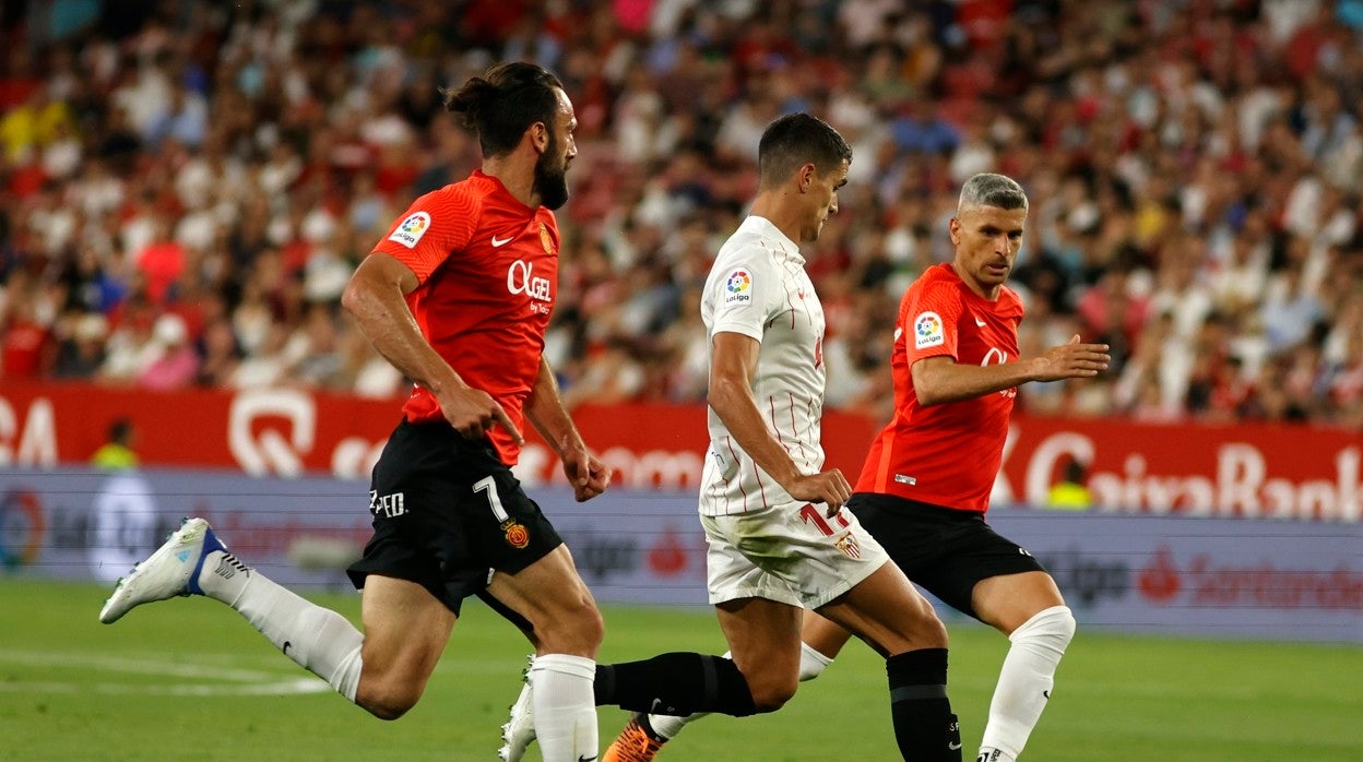 Muriqi, Lamela y Salva Sevilla, en el encuentro entre el Sevilla FC y el RCD Mallorca