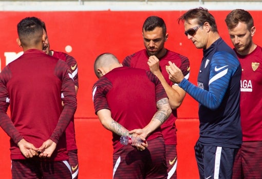 Lopetegui da instrucciones a sus jugadores en un entrenamiento del Sevilla FC