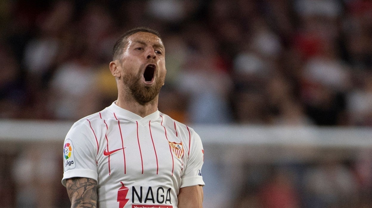Papu Gómez reacciona durante el Sevilla - Mallorca