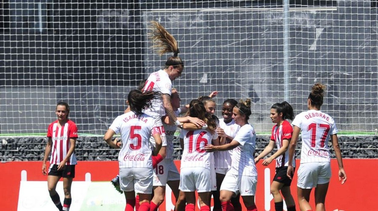 Las jugadoras del Sevilla celebran el gol de Inma Gabarro