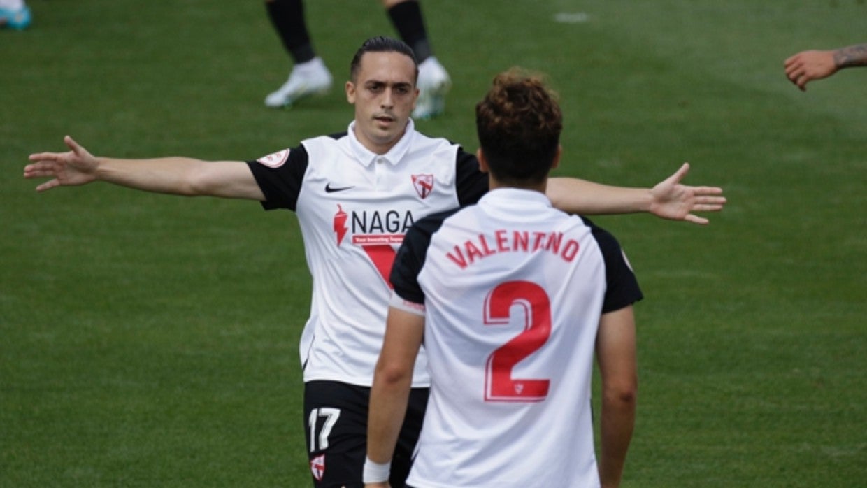 Luismi acude al abrazo de Valentino, que sirvió la segunda asistencia sevillista