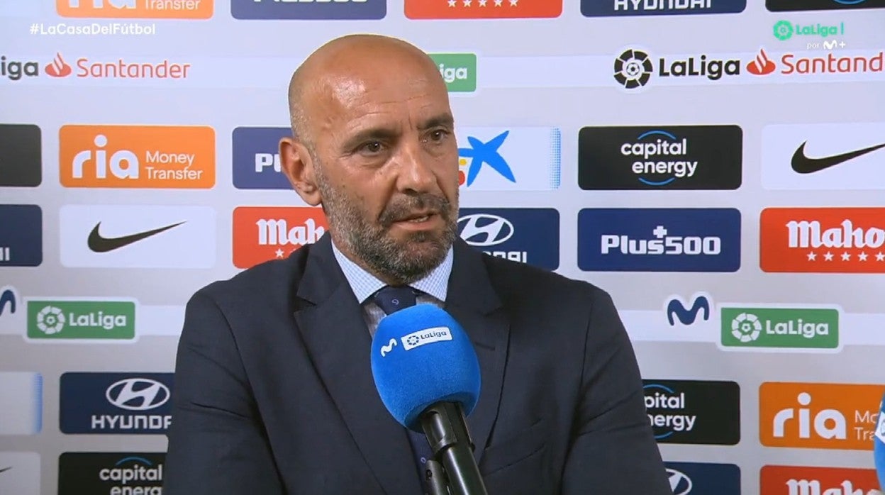 Monchi atiende a Movistar + en la zona mixta del Wanda Metropolitano