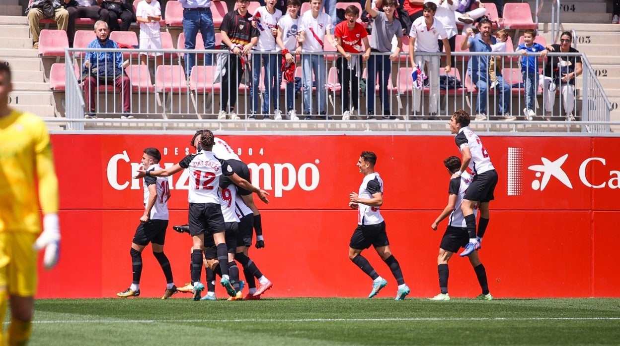 Los sevillistas celebran uno de los goles del presente curso