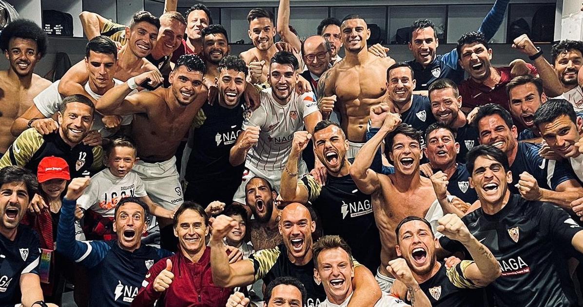 Los jugadores, cuerpo técnico y directiva del Sevilla FC celebran la clasificación para la UEFA Champions League 2022-23