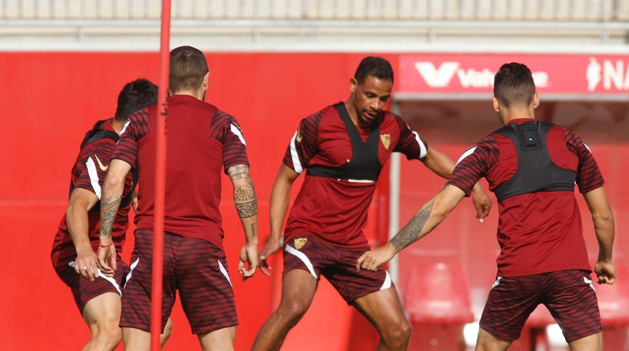 Fernando se ejercita junto a sus compañeros en la ciudad deportiva del Sevilla FC
