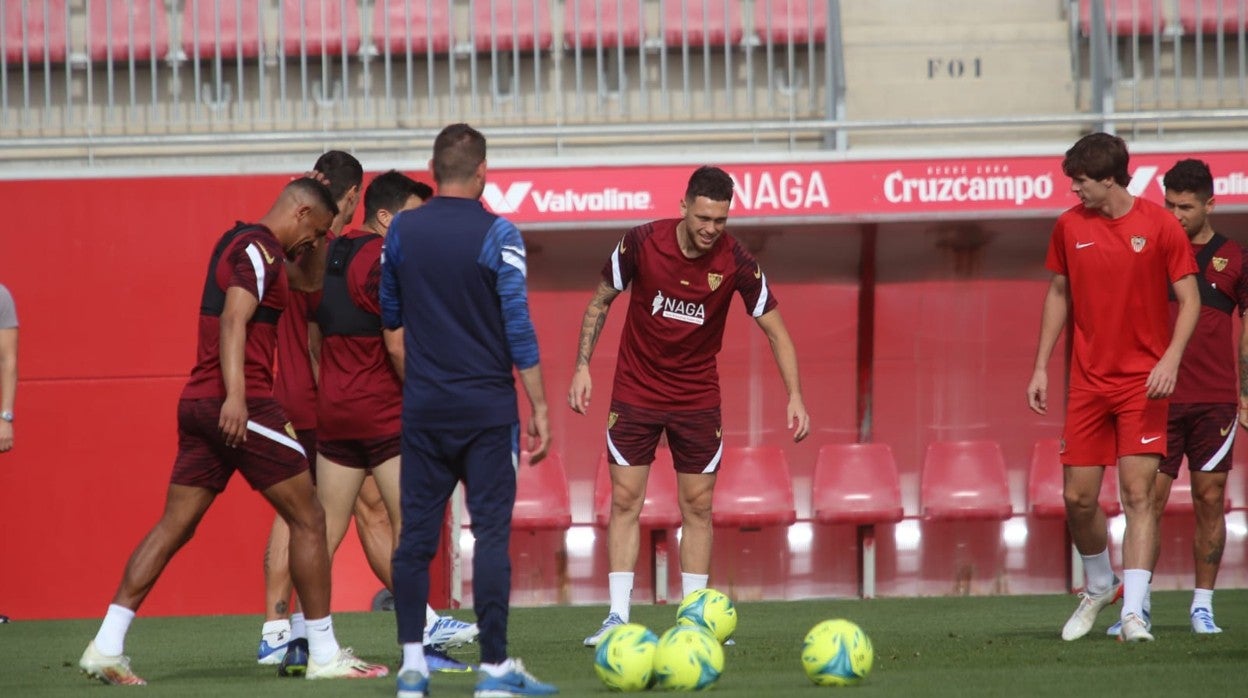 Ocampos, en un rondo del entrenamiento de ayer en la ciudad deportiva