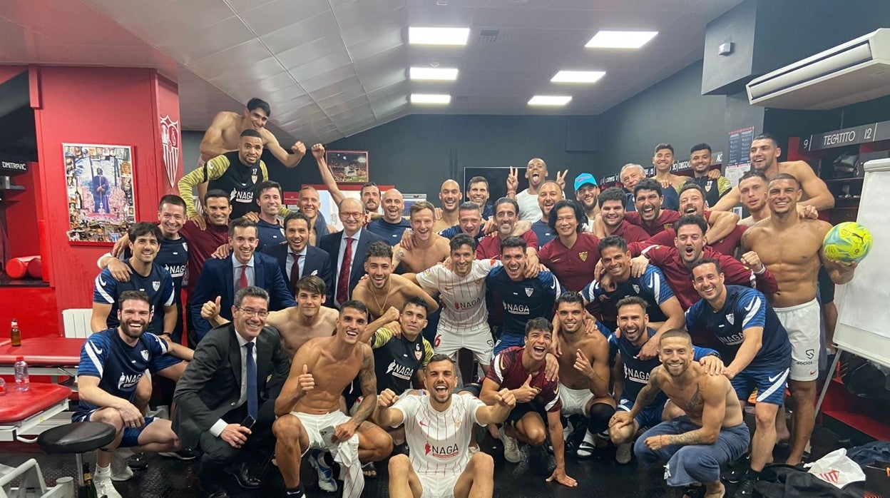 Los jugadores, cuerpo técnico y directivos del sevilla FC celebran la cuarta plaza del conjunto sevillista en LaLiga