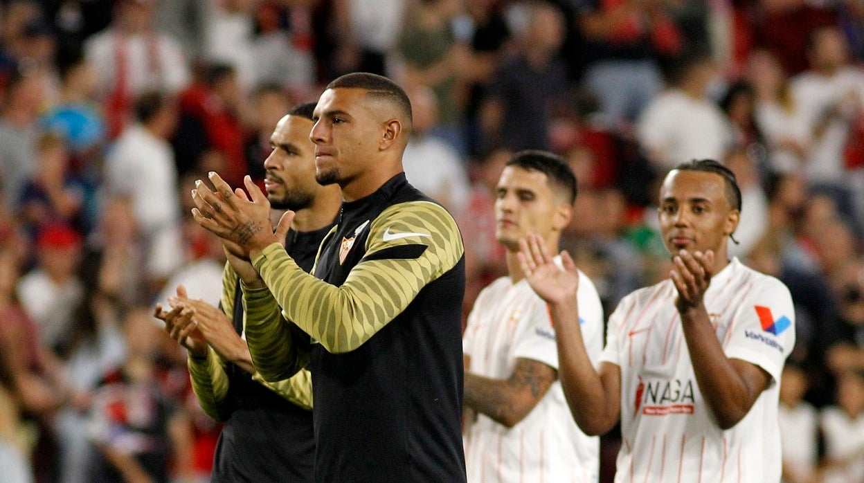 Diego Carlos y Koundé agradecen el apoyo de la afición tras el triunfo ante el Athletic