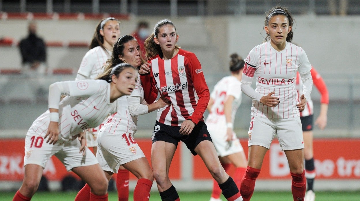 Isabella Echeverri con el brazalete de capitana en el partido contra el AThletic esta temporada