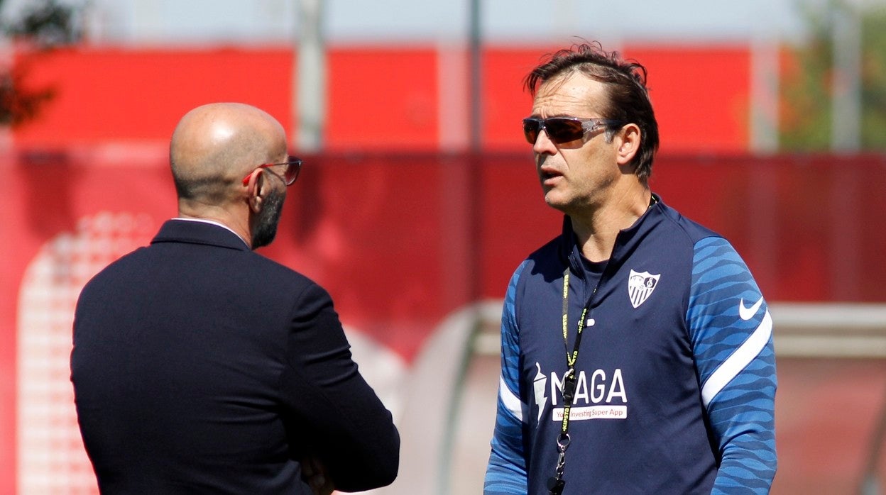 El director general deportivo del Sevilla FC, Monchi, y el entrenador del Sevilla FC, Julen Lopetegui, durante un entrenamiento