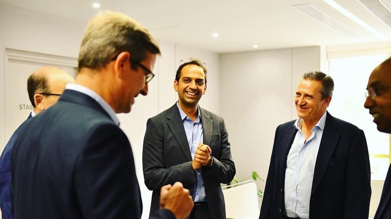 Cruz, Paradela, y a la izquierda el presidente, Castro, en Bangalore