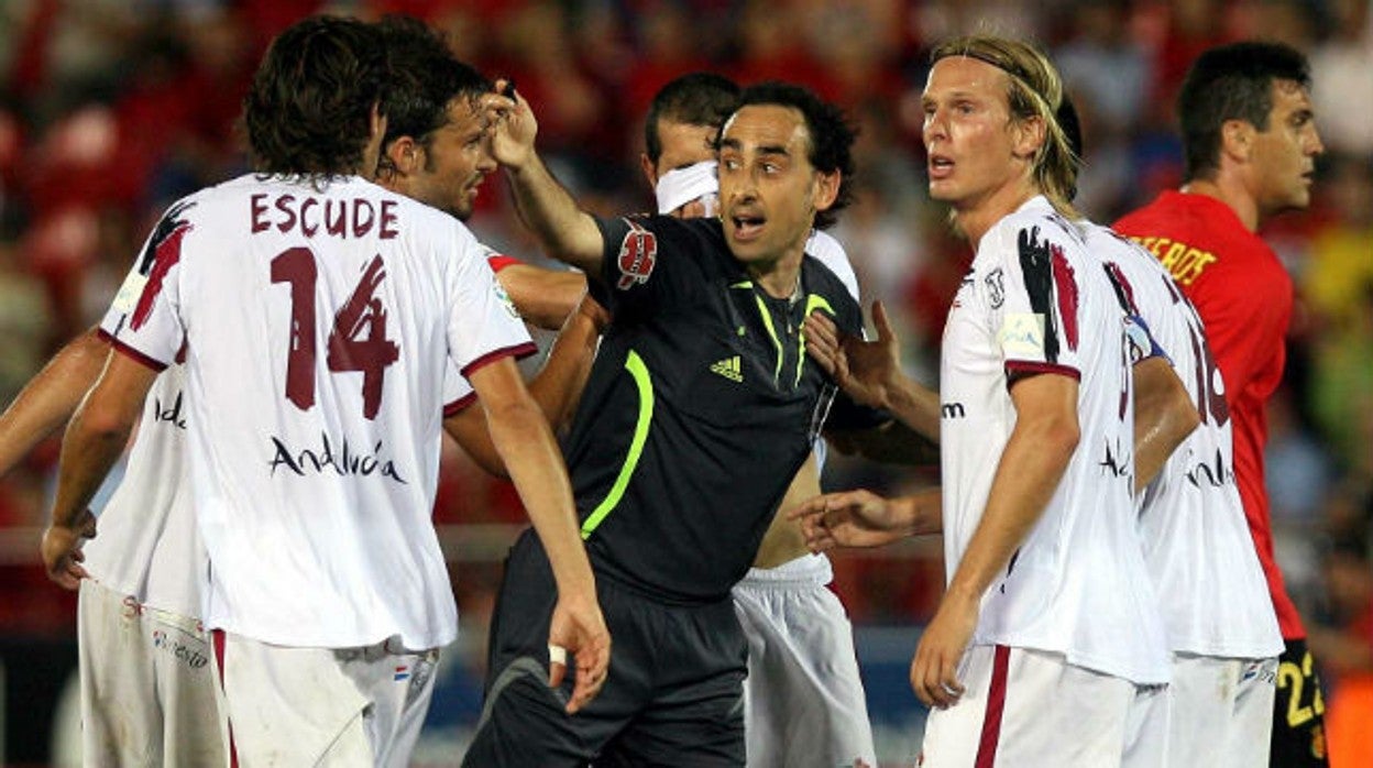 Los jugadores del Sevilla FC reclamaron dos penaltis a Iturralde González, que decidió no pitar ninguno