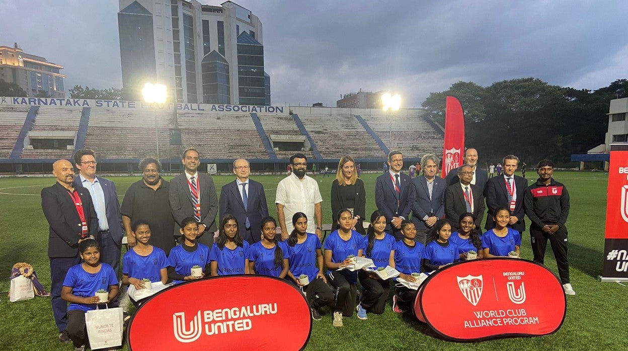 Foto de familia de la delegación sevillista con el equipo femenino del Bengaluru United