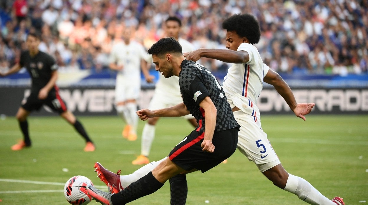 Koundé presiona a un jugador rival en el Francia - Croacia de la Liga de Naciones