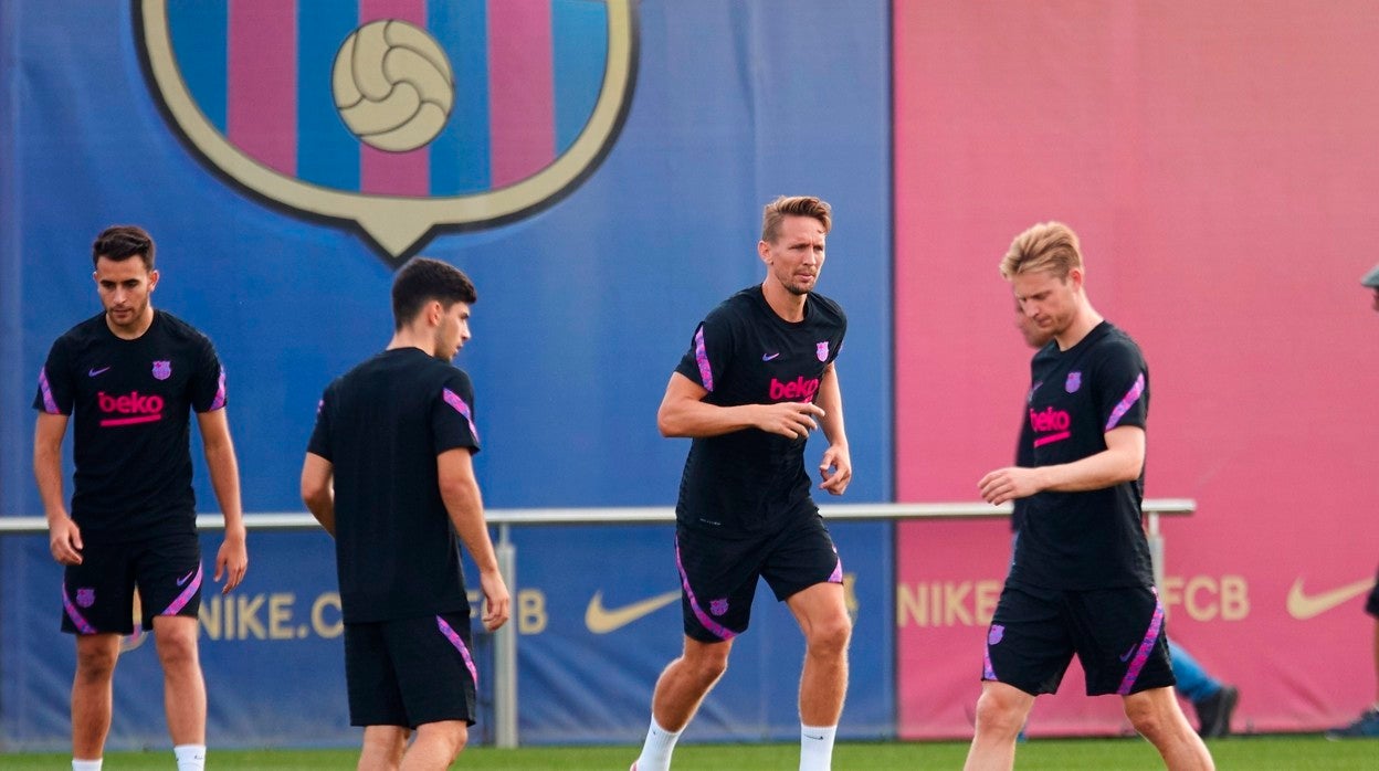 Luuk de Jong. junto a varios compañeros, en un entrenamiento del FC Barcelona