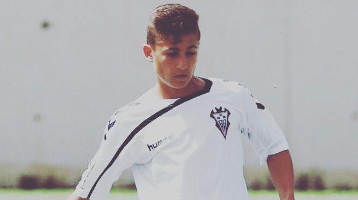 Iván Romero juega un partido con la camiseta del Albacete