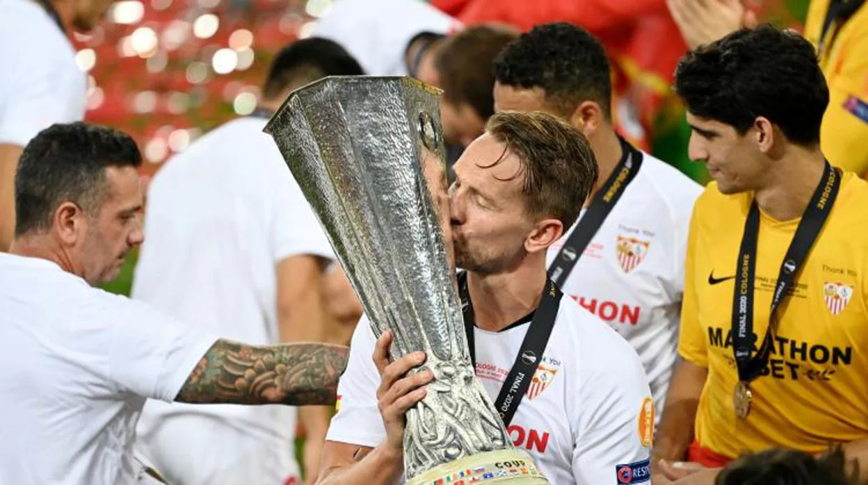 De Jong besa el trofeo de la Europa League logrado en Colonia
