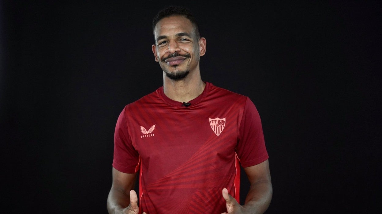 Fernando posa en la entrevista con los medios del Sevilla