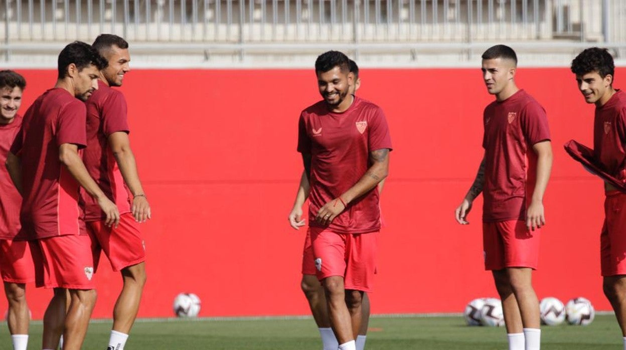 Tecatito la queda ante la mirada de Zarzana, Pablo Pérez y Jesús Navas