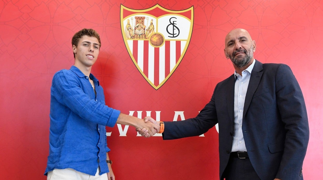 Juancho Villegas aprieta la mano de Monchi este jueves