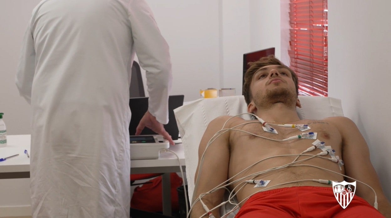 Juanmi García pasando el reconocimiento médico