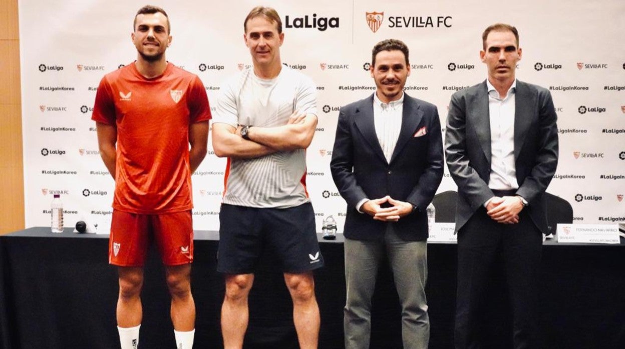 Joan Jordán, Lopetegui, José María del Nido Carrasco y Fernando Navarro, en el media day de Corea del Sur