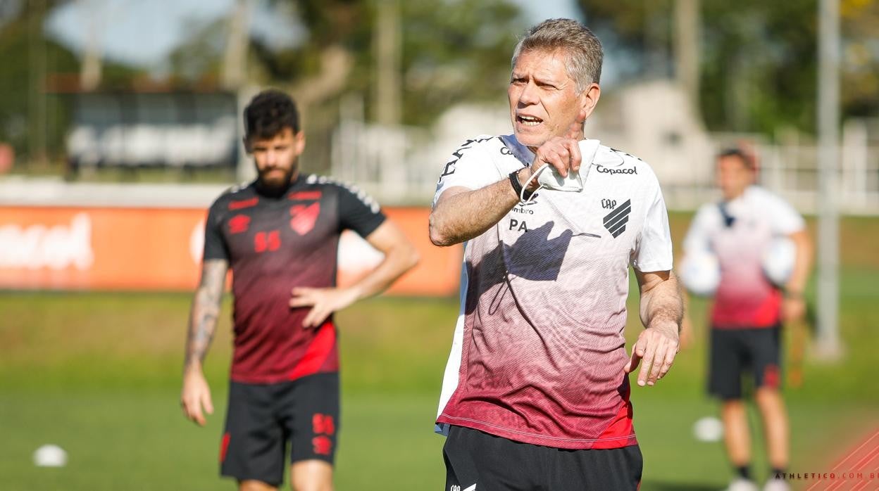 Paulo Autuori, extécnico de muchos equipos brasileños, durante su etapa en el Athletico Paranaense