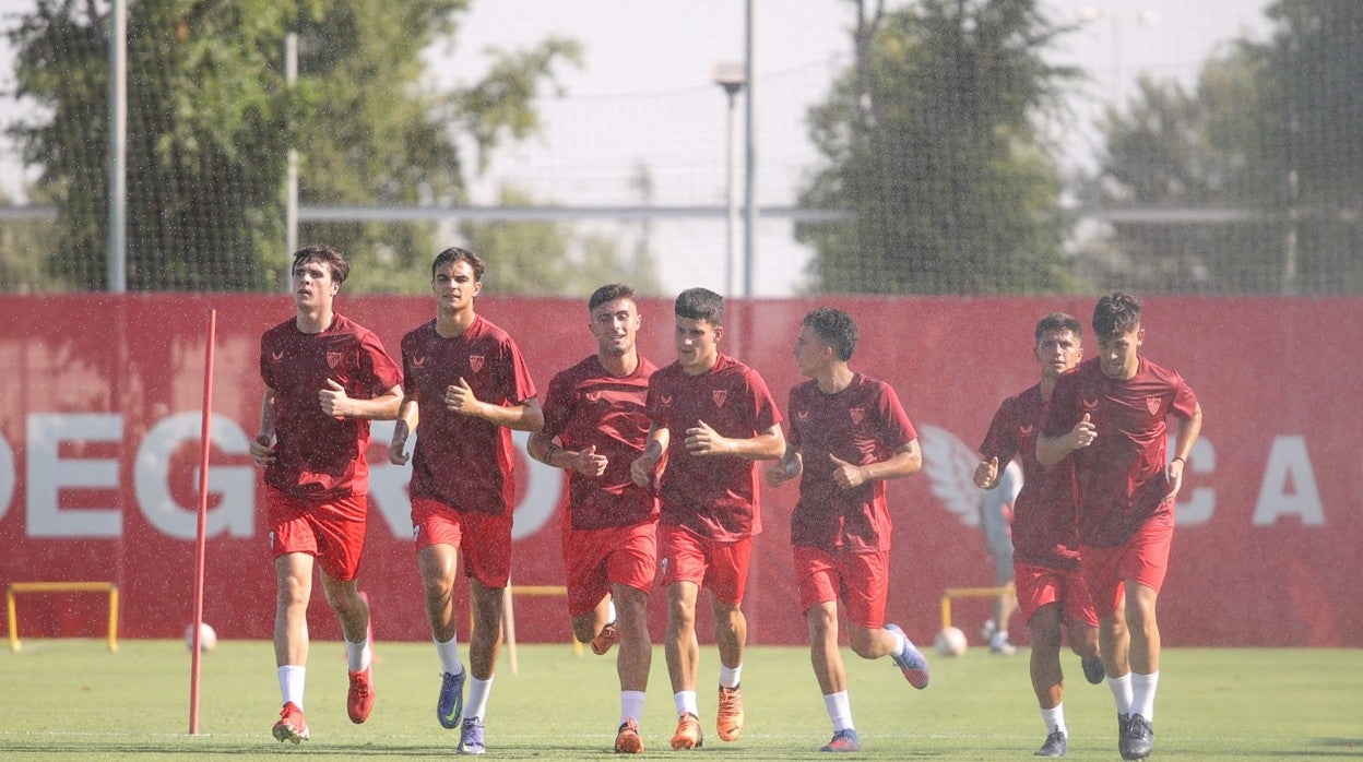 Los jugadores del Sevilla Atlético durante un entrenamiento de la pretemporada