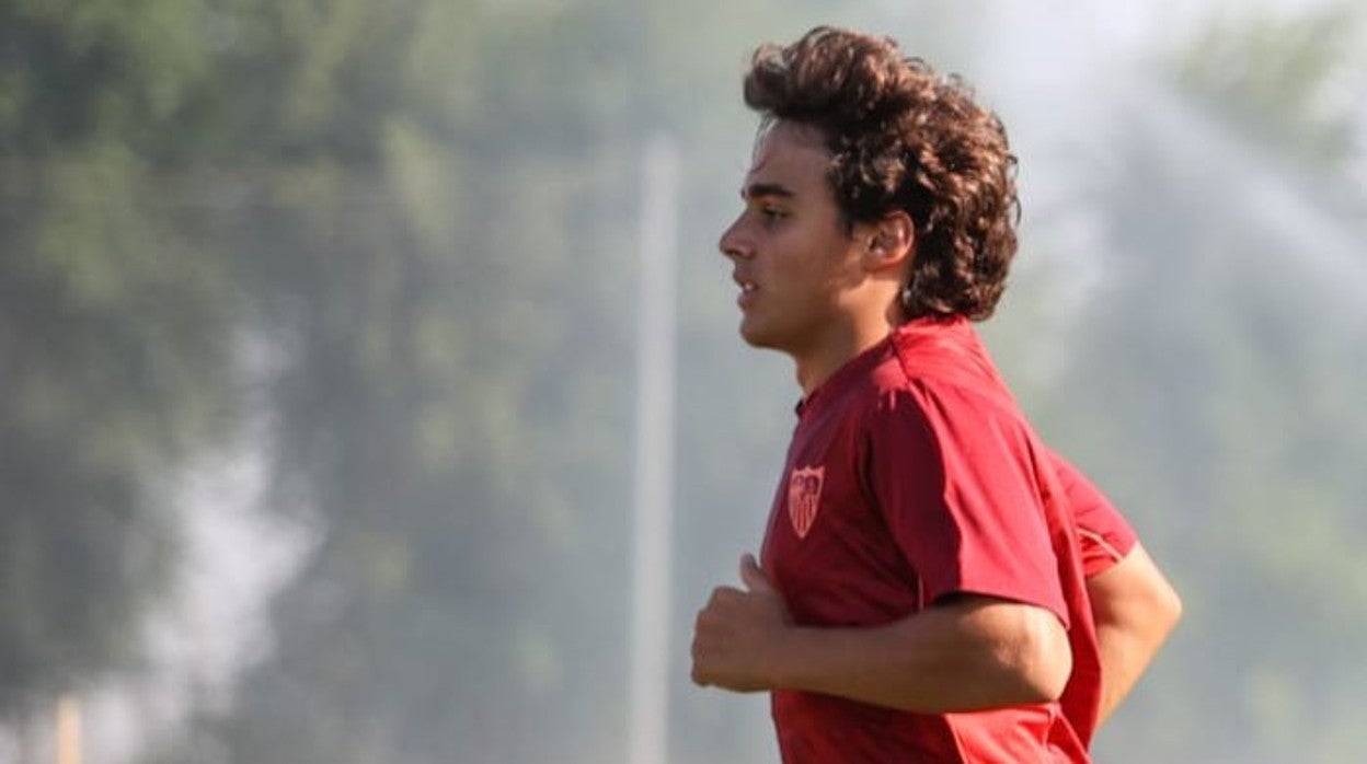 Carlos Álvarez trota en un entrenamiento con el Sevilla Atlético