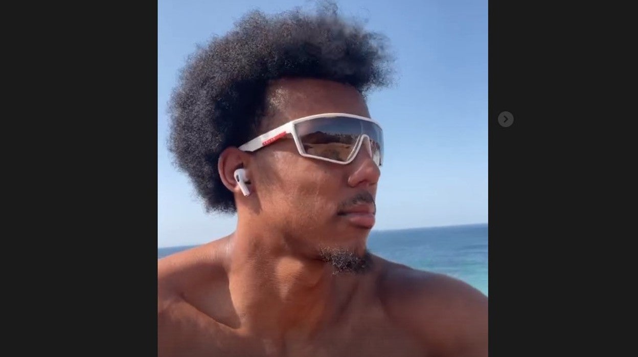 Jules Koundé, este lunes en la playa de Lagos, donde está concentrado con el Sevilla FC