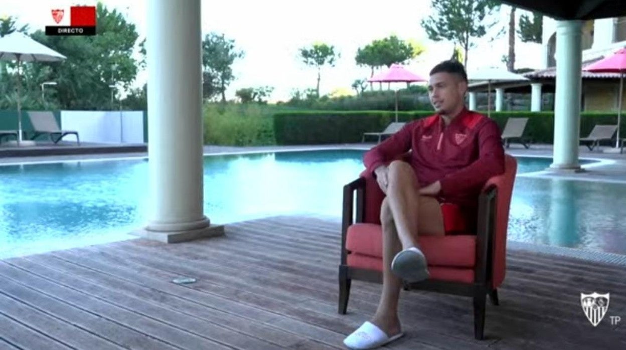 El extremo argentino durante la entrevista con los medios del Sevilla FC