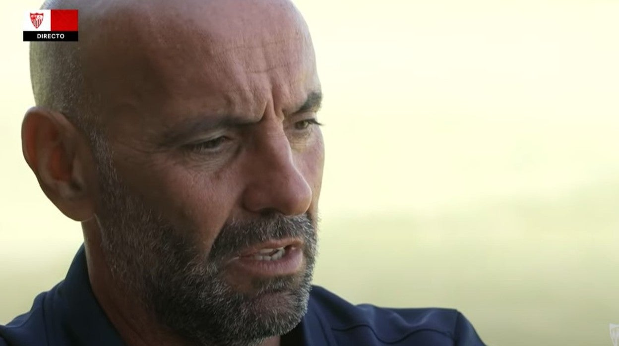 Monchi atiende a los medios de comunicación del Sevilla desde la concentración