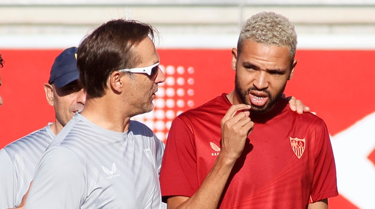 Lopetegui y En-Nesyri conversan durante el entrenamiento matinal del miércoles