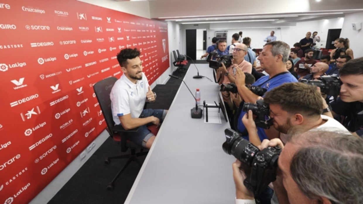 Alex Telles posa para los medios gráficos