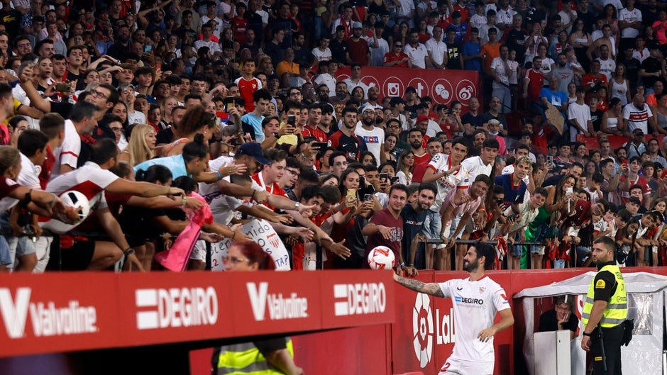 Baño de masas de Isco en su primer gran día como sevillista