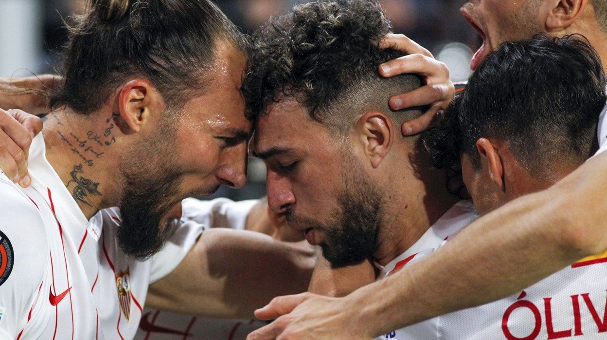 Munir, en el centro de la imagen, tras marcar un gol