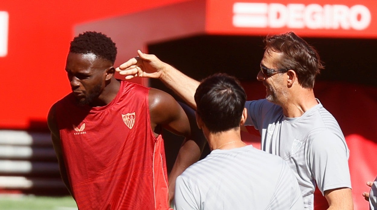 Tanguy Nianzou y Julen Lopetegui bromean en el primer entrenamiento del nuevo jugador del Sevilla FC
