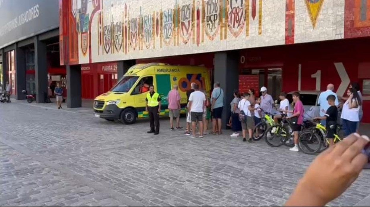 Tecatito Corona tuvo que abandonar el Ramón Sánchez-Pizjuán en ambulancia