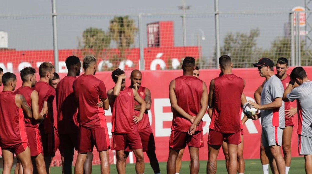 Julen Lopetegui dialoga con los futbolistas del Sevilla FC tras el mal arranque liguero