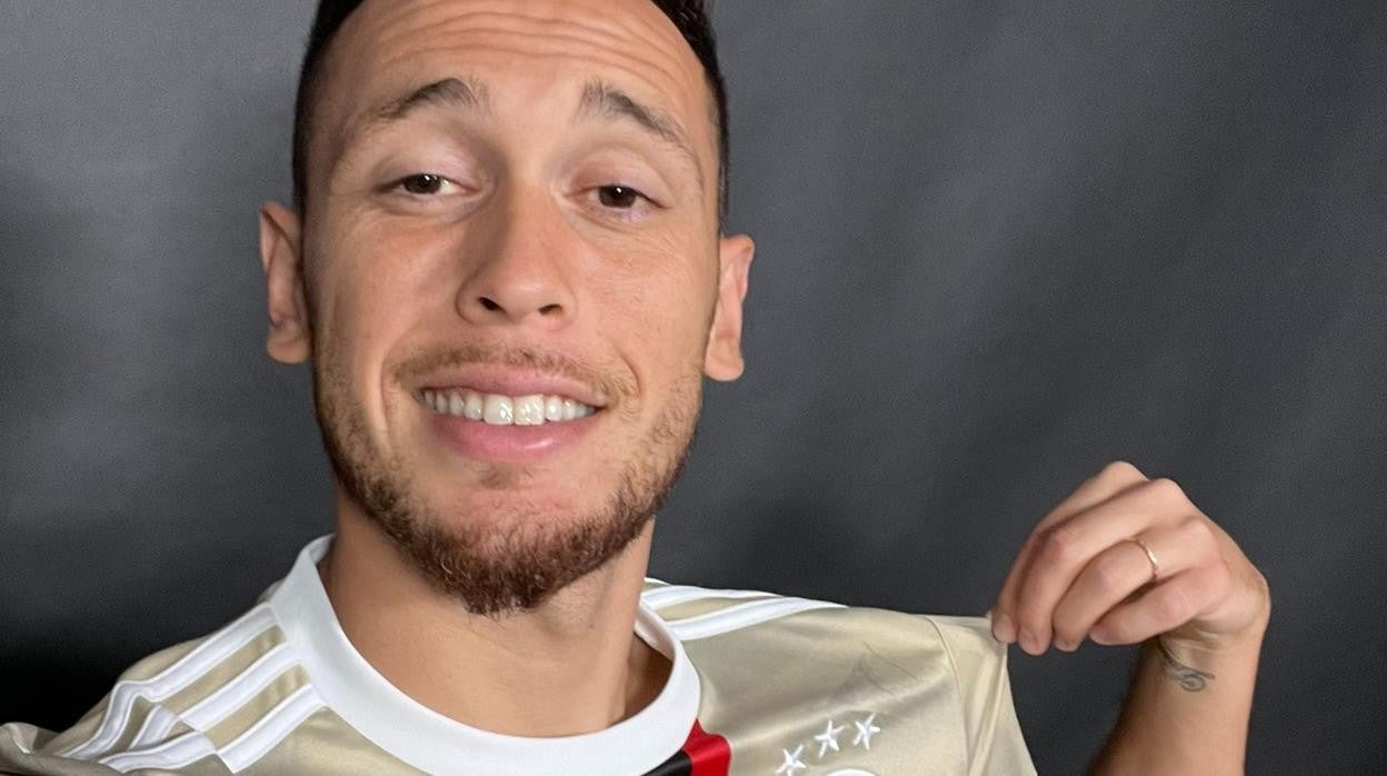 Lucas Ocampos, en el aeropuerto de Sevilla