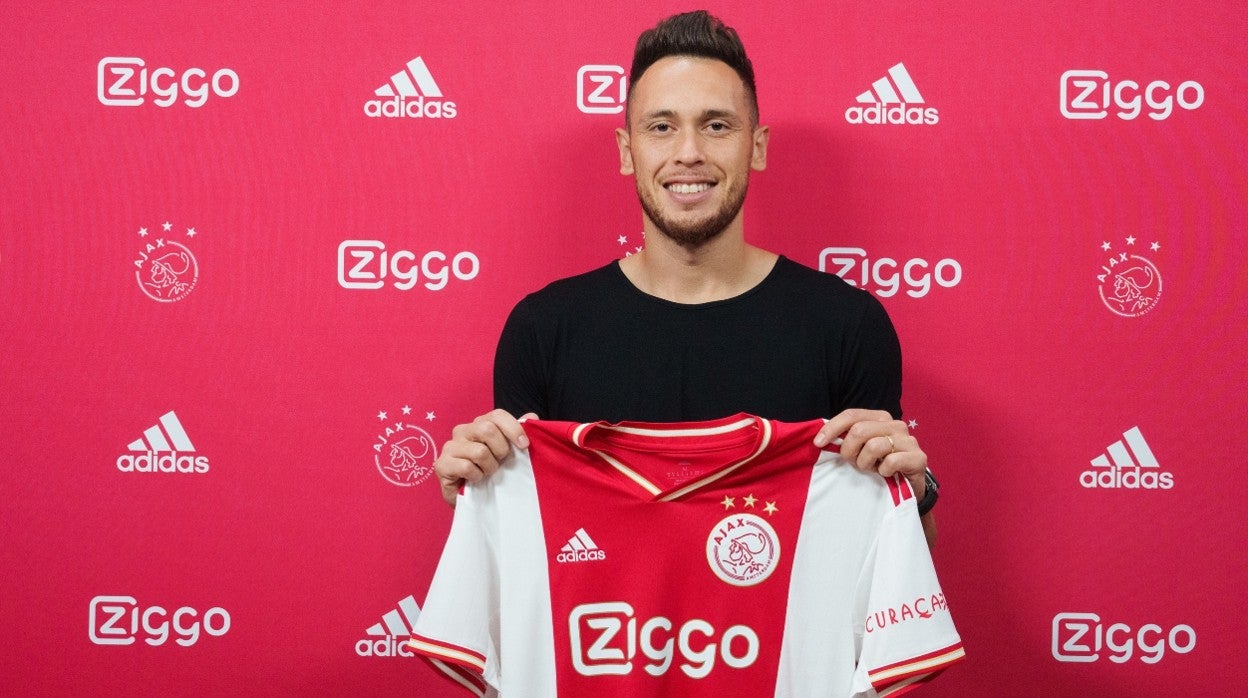 Lucas Ocampos posa con la camiseta del Ajax