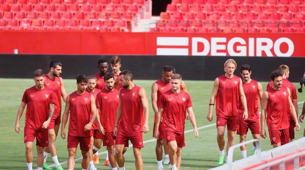 Los jugadores del Sevilla FC durante el entrenamiento previo al choque ante el FC Barcelona