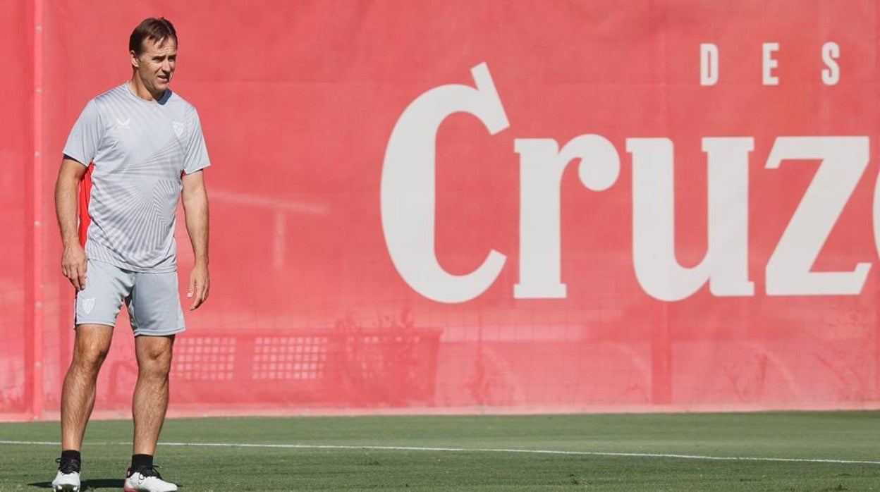 El técnico del Sevilla FC, Julen Lopetegui, ha citado a los 24 jugadores disponibles para el debut en la Champions League ante el Manchester City