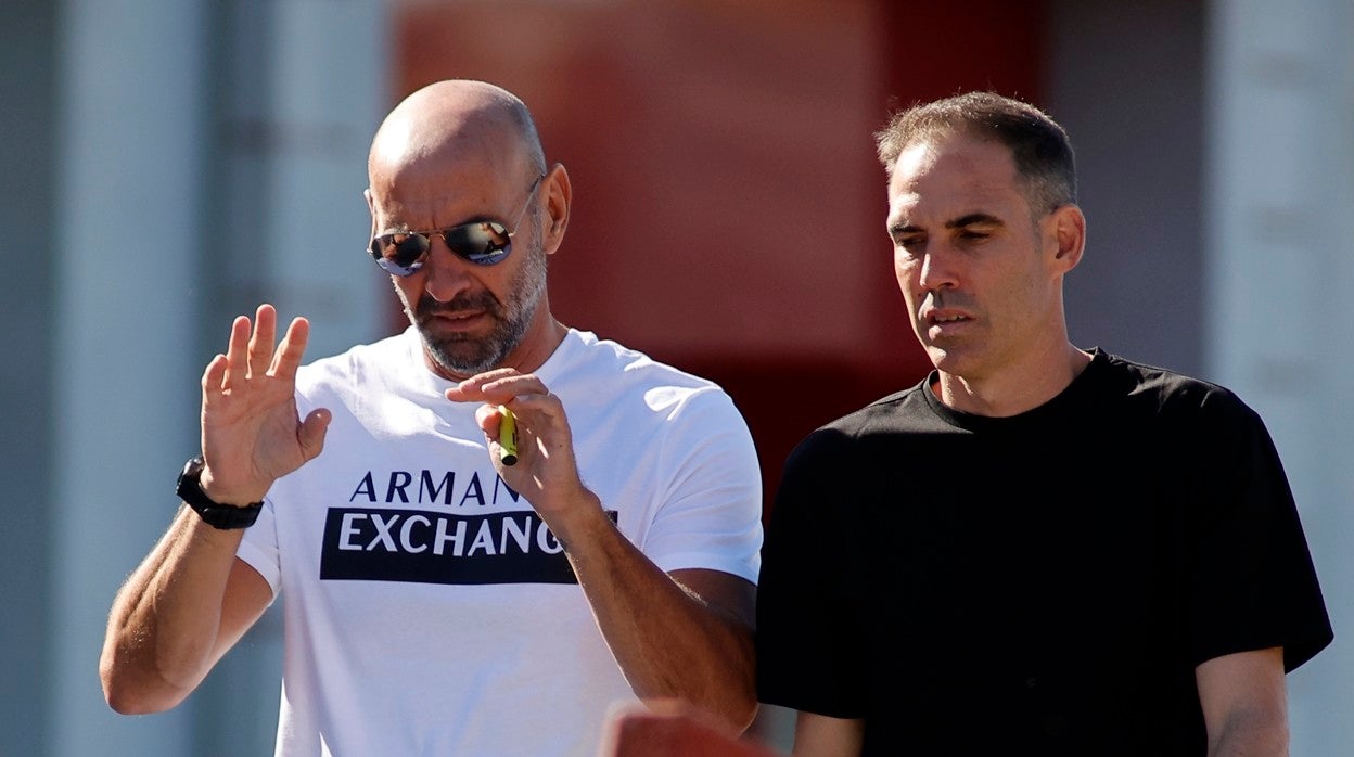 Monchi, junto a Fernando Navarro, ayer en la ciudad deportiva del Sevilla FC