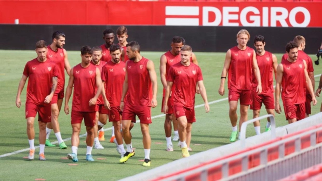 Los Jugadores del Sevilla FC aguantan el entrenamiento físico del conjunto sevillista